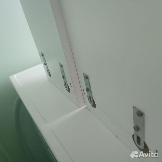 Навесные шкафчики и полка