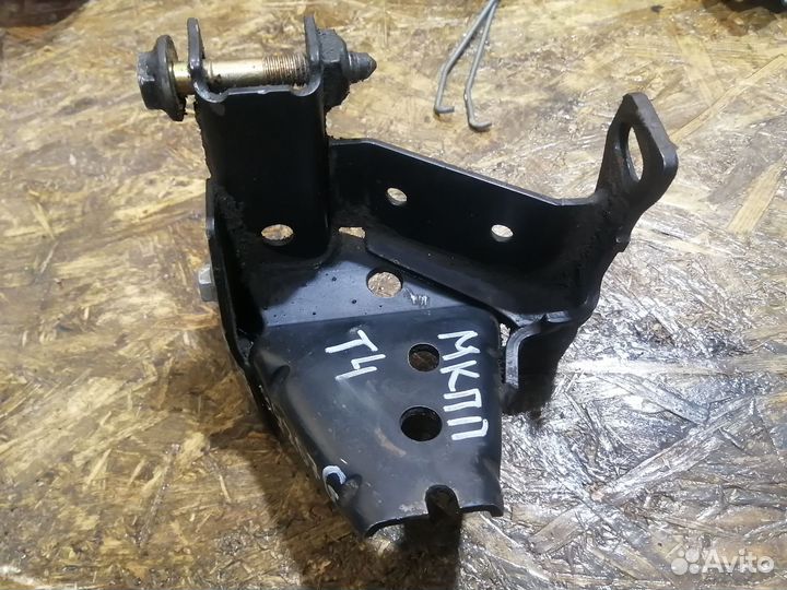 Кронштейн МКПП Фольксваген Т4 701399267G