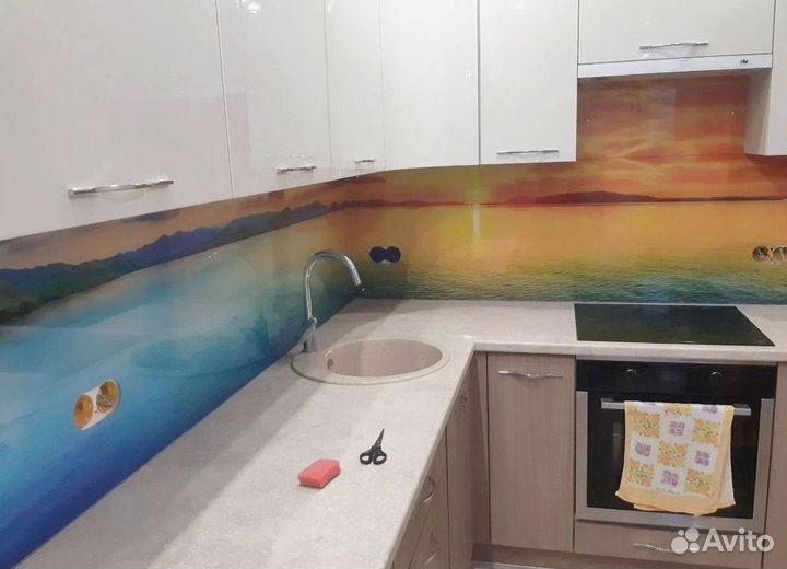 Стеклянный фартук на кухню