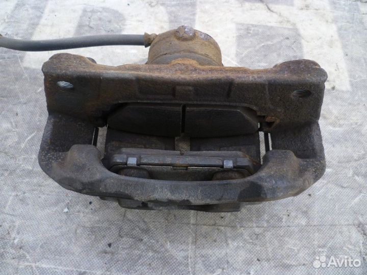 Мазда 3 Суппорт передний левый