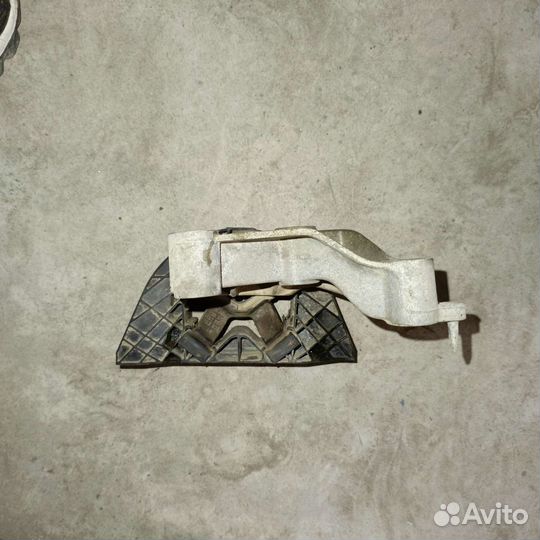 Опора двигателя правая Renault Logan 2