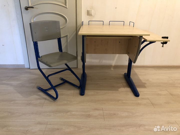 Детский письменный стол и стул