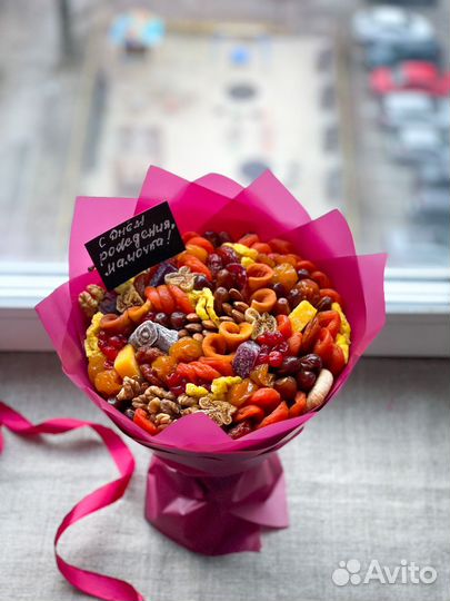 Сьедобные букеты из орехов и сухофруктов