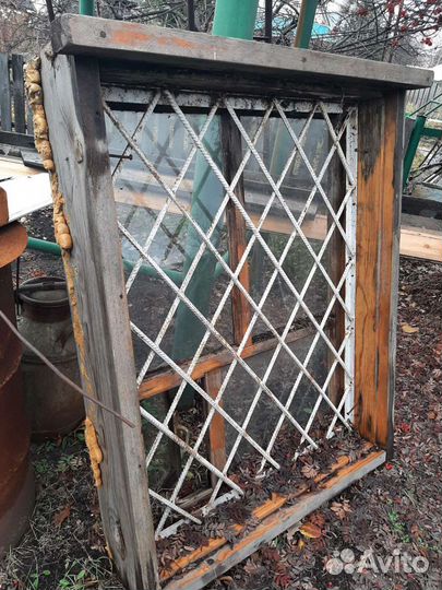Окно деревянное с решёткой