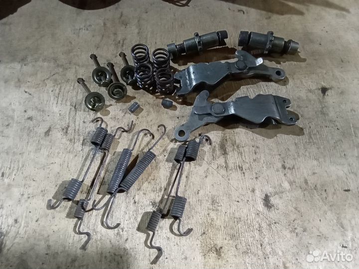 Колодки ручника с механизмами Nissan Cima