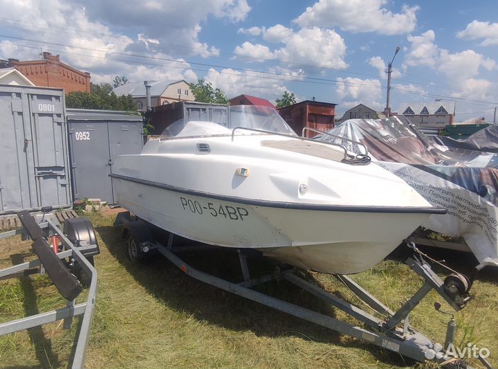 Катер с местом на пристани