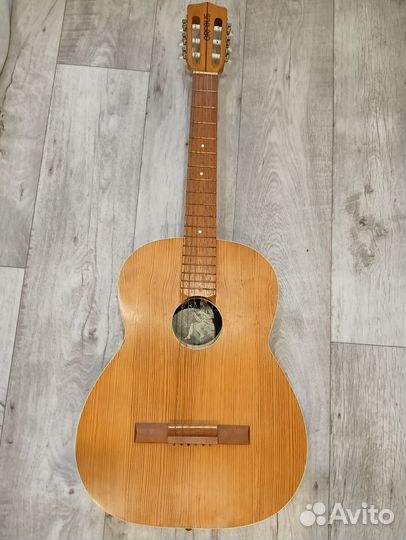 Акустическая гитара 