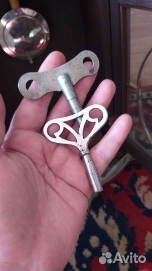 Старинные настенные антикварные часы с боем