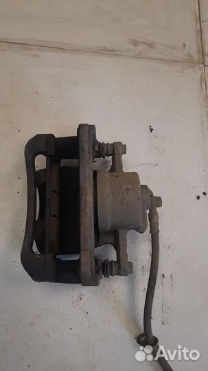 Суппорт передний правый Toyota Camry