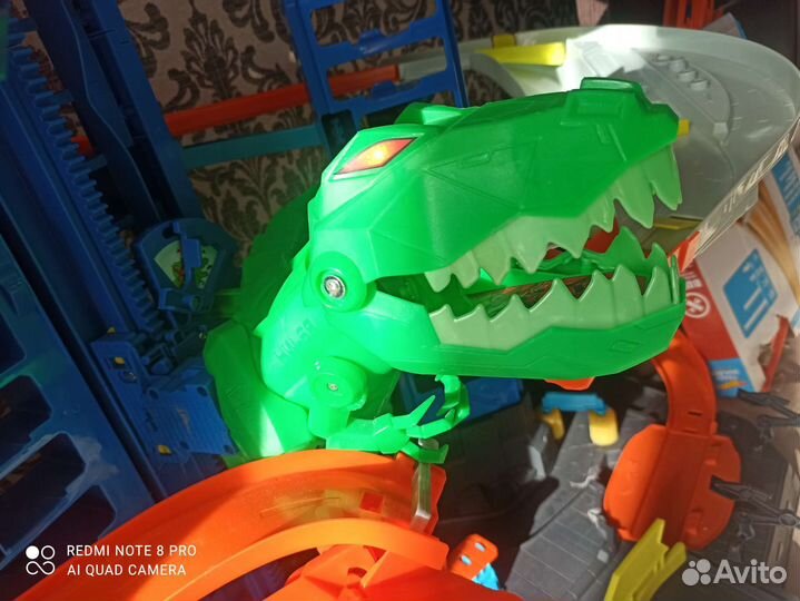 Hot wheels трек гараж с динозавром