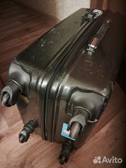 Чемодан размер М пластик на 4 колесах