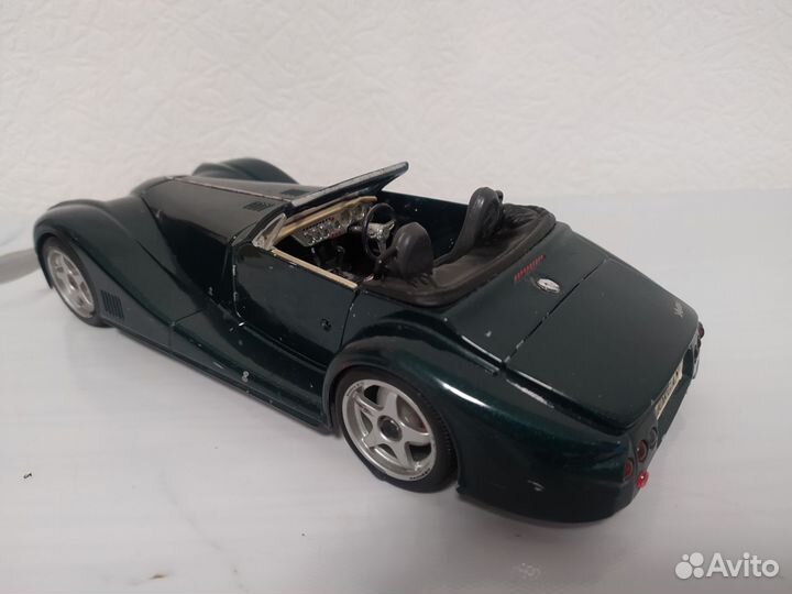 Модель Burago Morgan aero8 1/18