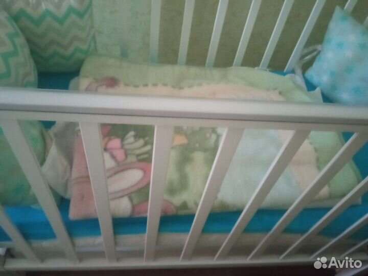 Детская кроватка с поперечным маятником