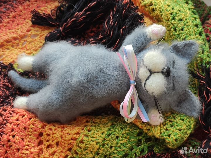 Спящий котенок