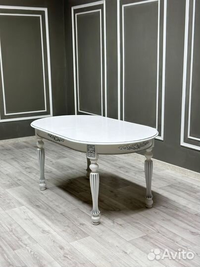 Стол обеденный. В наличии