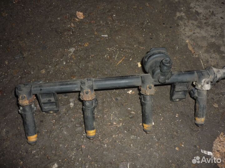 Топливная рампа с форсунками Рено симбол