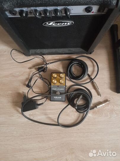 Электро гитара с комбиком и педалью эффектов