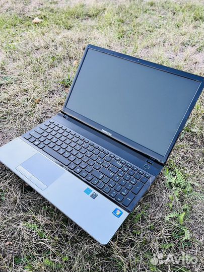 Ноутбук Samsung np300e5a в отл состоянии