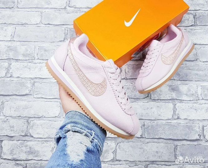 Женские кроссовки