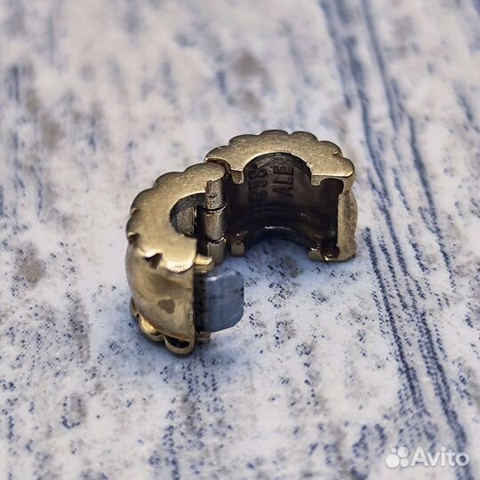 Золотой шарм Pandora