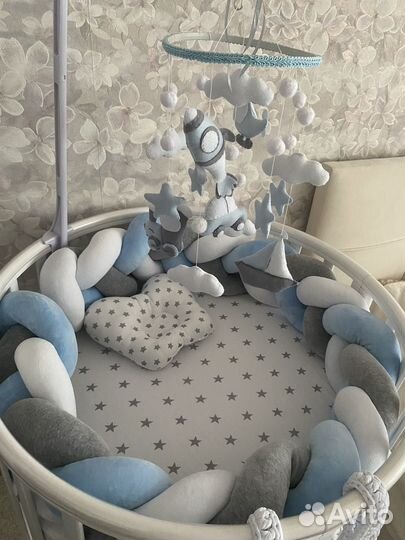 Детская кроватка с маятником