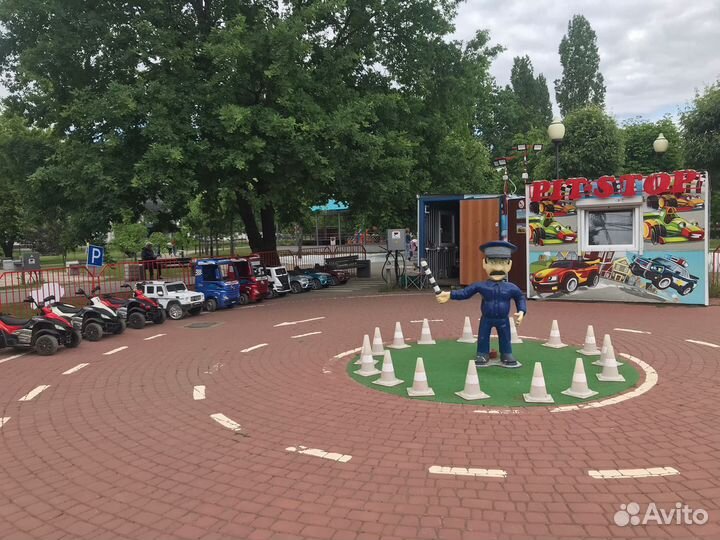 Оператор детского автодрома у трк Арена