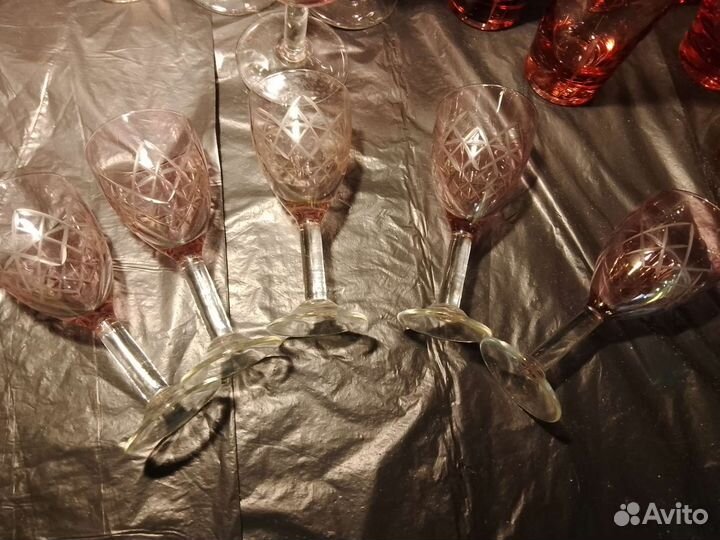 Розовое стекло