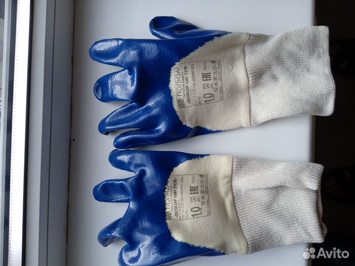 Новые рабочие прорезиненные перчатки