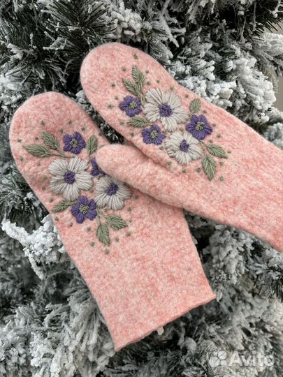 Варежки валяные с вышивкой разные