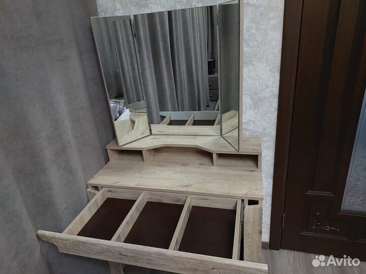 Туалетный столик с зеркалом Новый