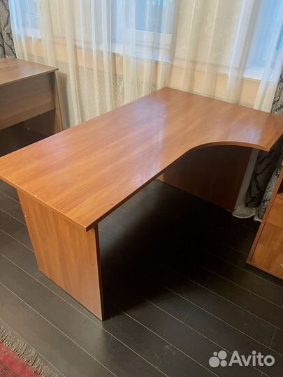 Рабочий стол с тумбочкой