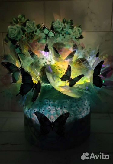 Шляпная коробка-ночник с парящями элементами