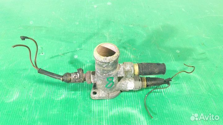 Фланец системы охлаждения Audi 80S седан 1 1989