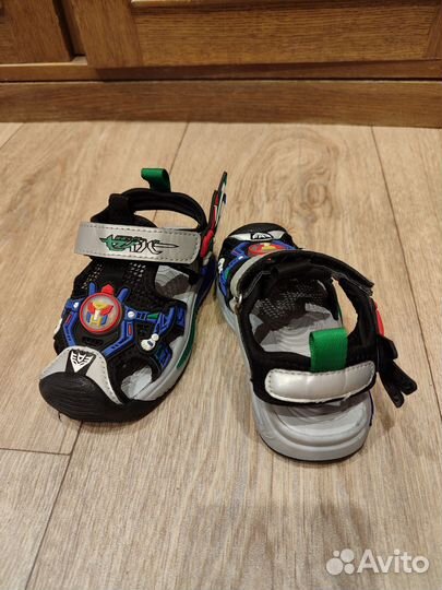 Сандали детские с подсветкой, оказались малы