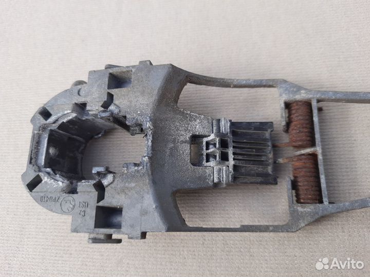 Кронштейн передней левой ручки Skoda Octavia A4