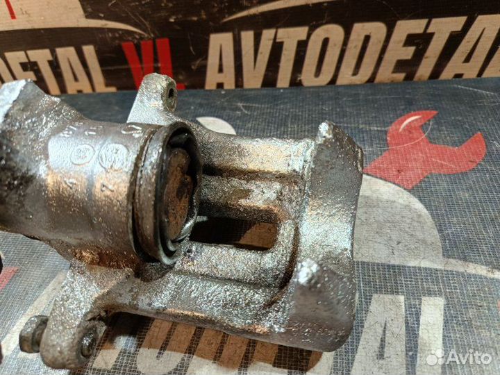 Суппорт тормозной задний правый Volkswagen Passat