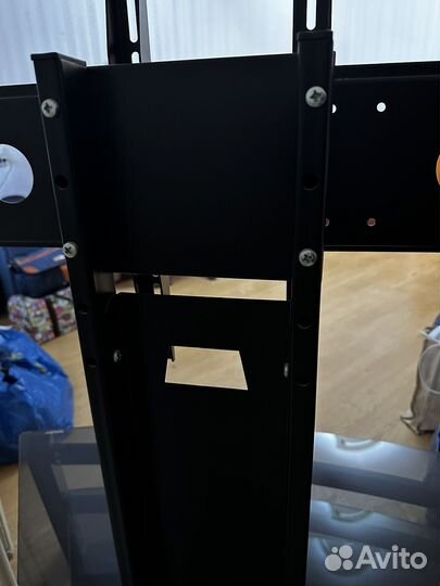 Стеклянная тумба для тв с кронштейном