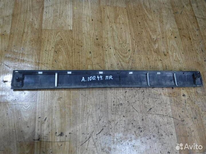 Молдинг двери передней правой Audi 100/200 44 1