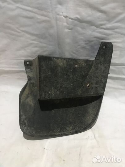 Брызговик передний левый Mitsubishi Pajero Sport I