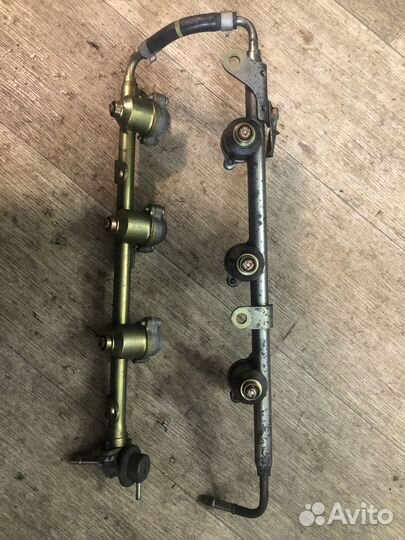 Топливная рампа VQ20DE Nissan