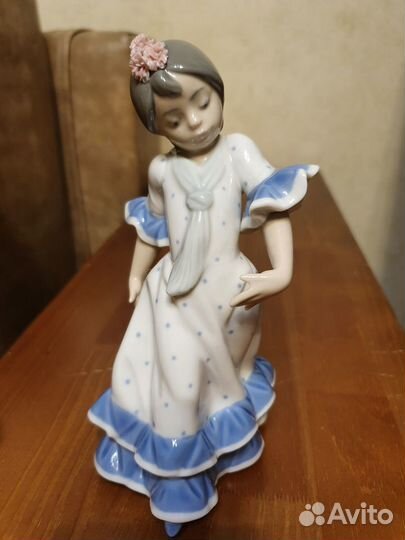 Статуэтка фарфоровая Lladro Хуанита