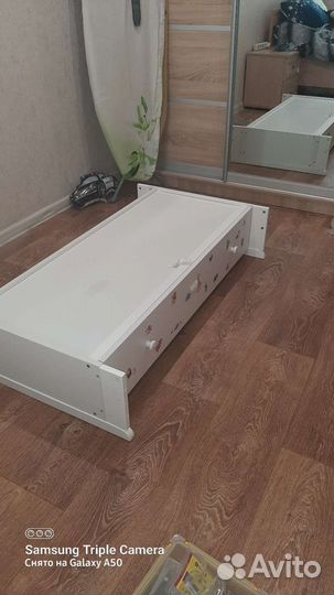 Детская кроватка с маятником и ящиком