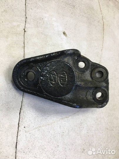 Кронштейн двигателя правый Kia Rio