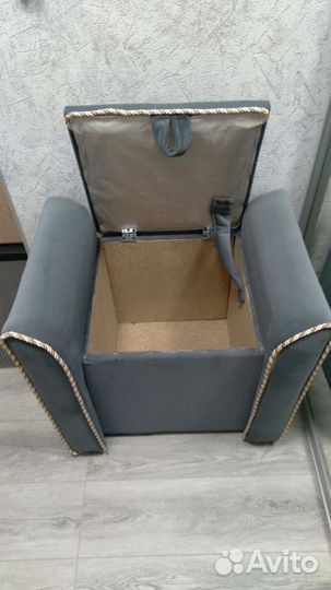 Пуфик с подлокотниками