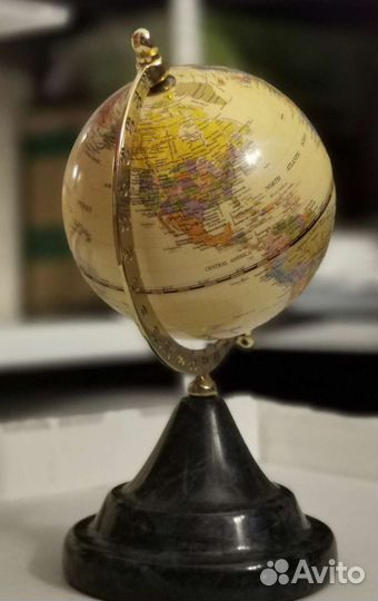 Глобус с основанием из полудрагоценного камня