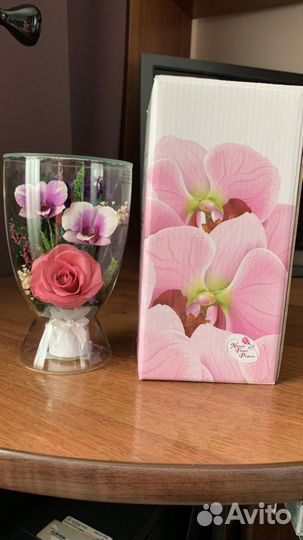 Живые цветы в колбе