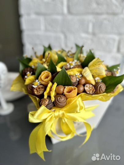 Букет,корзина с цветами и конфетами