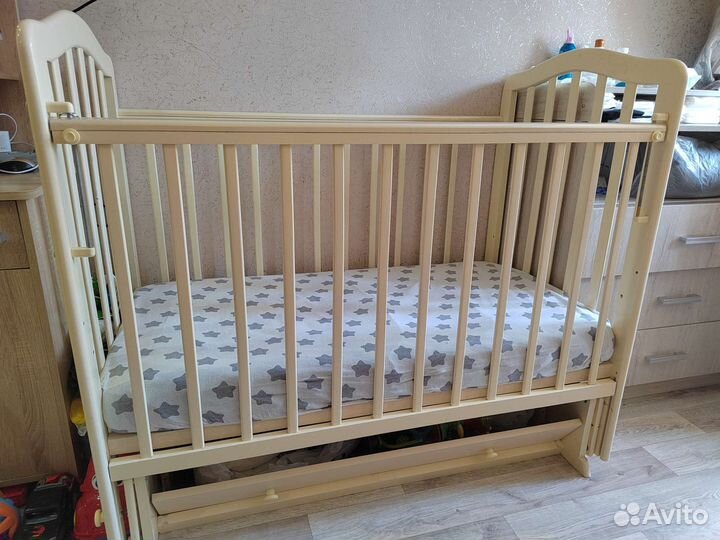 Детская кроватка с маятником