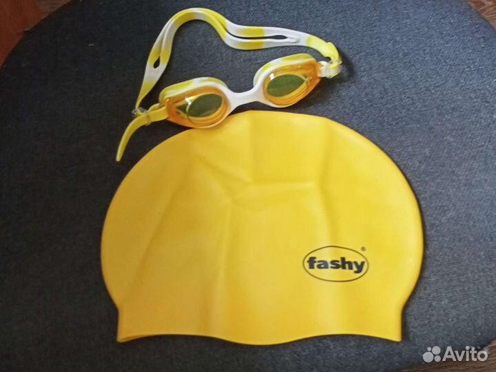 Шапочка и очки для плавания