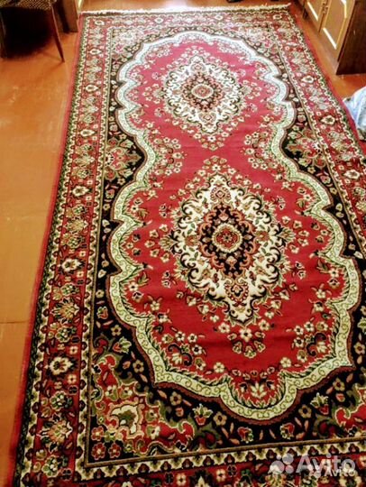 Ковры: 1.Бордовый 1,7*3,7м; 2.Красный 2*3м